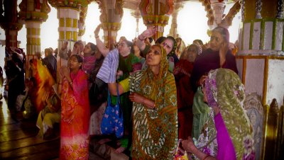 women worshipping in Hindu temple