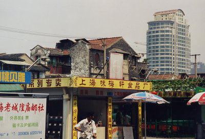 Shanghai tears down old