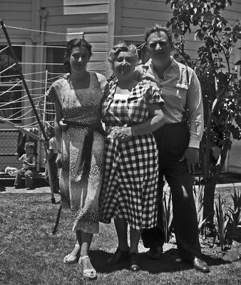 Edith,Helen,Dave,backyard.jpg