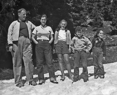 g3/21/126821/3/57838449.Familiyinsnow.jpg