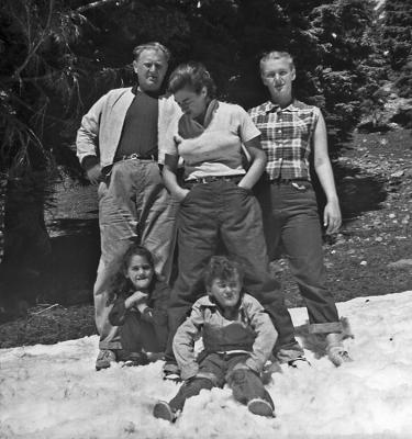 Family in snow-2.jpg