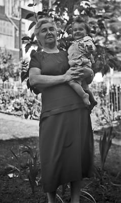 GrandmaHelen,Rachel-2.jpg