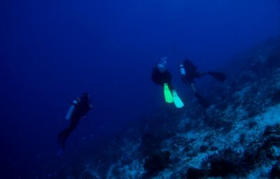 Divemaster Voltarr & 2 divers on the same boat