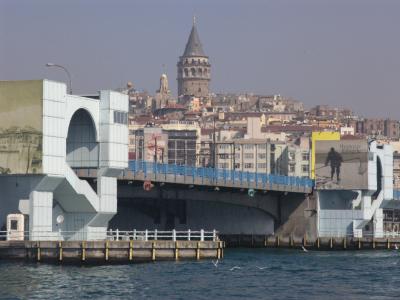 Galata bridge with Galata Kulesi in the background.jpg