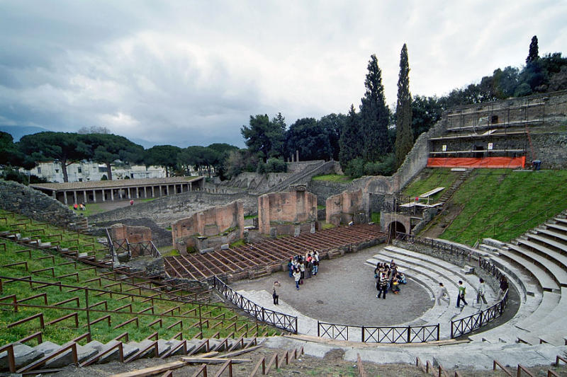 Pompeii Coliseum.jpg