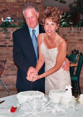 Jim and Kathy cutting the wedding cake, photo #013_11