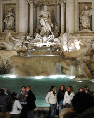Tourists at the Fontana di Trevi 1