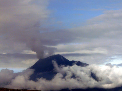 Tungurahua Volcano...smoking!!