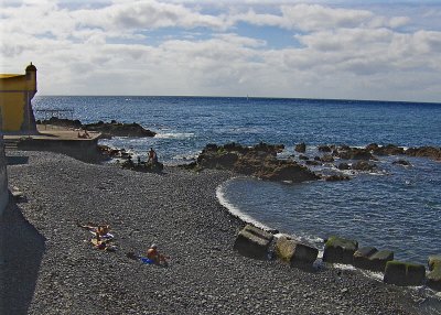 TINY BLACK PEBBLED BEACH