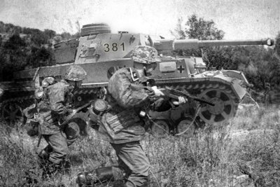 Pz. KmFw IV charging with Waffen SS Stobtrupp