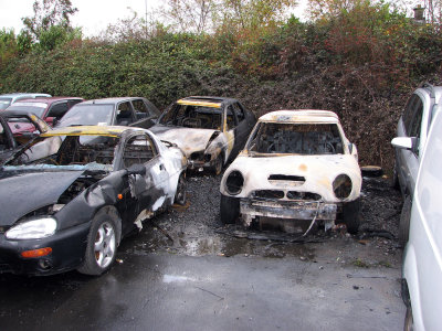 Hooligans break into the yard and set fire to a car held for evidence