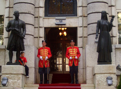 2.5 guards at presidential palace