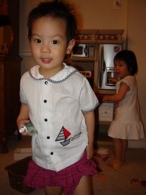 糊塗老爸給兒子穿上女兒的裙子