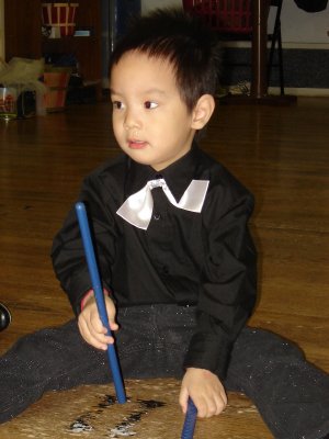 拿棍子敲擊