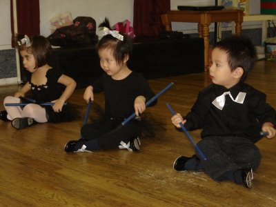 拿棍子敲擊