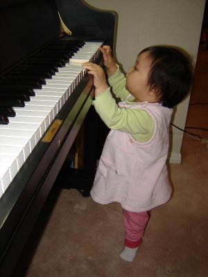 歡歡彈鋼琴