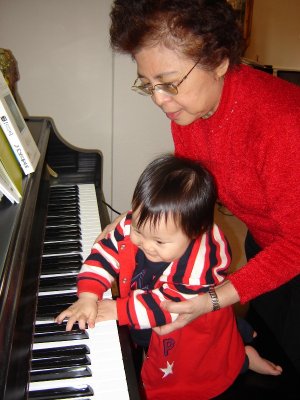 外婆陪歡歡彈琴