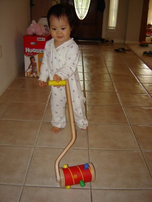 歡歡推玩具走
