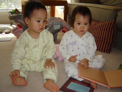 聚聚看歡歡翻書
