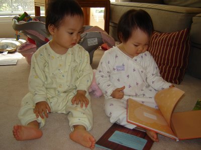 聚聚看歡歡翻書