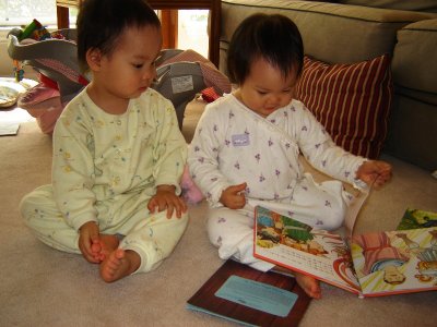 聚聚看歡歡翻書
