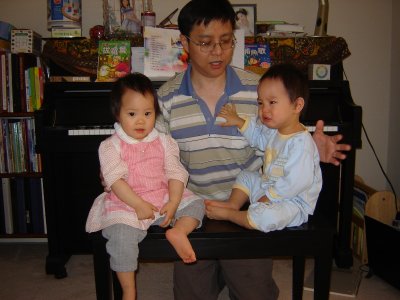 坐在琴凳上, 聚聚怎麼不高興