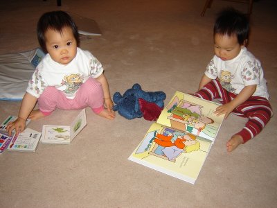 在地上看書