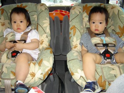 小朋友坐 car seat