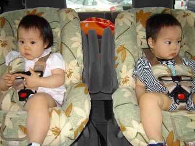 小朋友坐 car seat