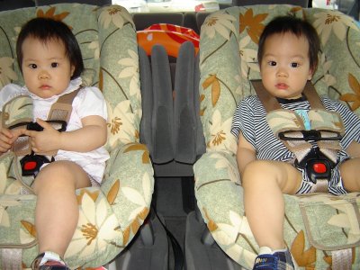 小朋友坐 car seat