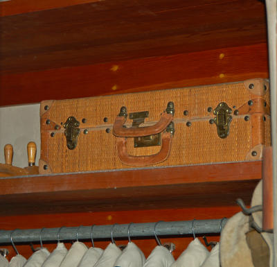 g3/22/484422/3/56171796.CroppedVintageSuitcase.jpg