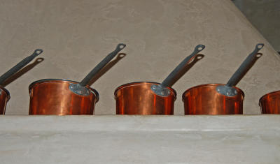 g3/22/484422/3/56172515.LineofCopperPots.jpg