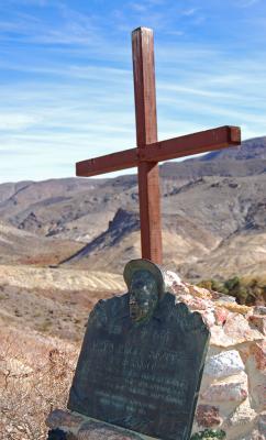 g3/22/484422/3/56172524.MemorialtoDeathValleyScotty.jpg