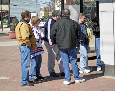 g3/22/484422/3/57775318.MenBuyingTickets.jpg