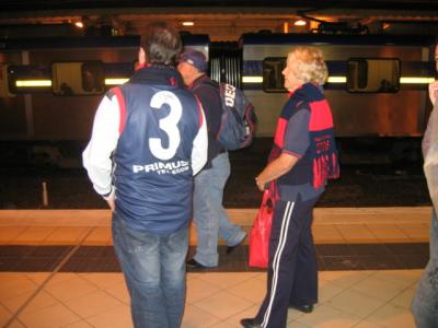 2 april 2006 Footy fans at Flinderstreet Station