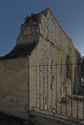 Vzelay ruins of 12th century wall -015