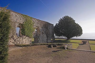 Vezelay ruins of 11th century wall-017.jpg