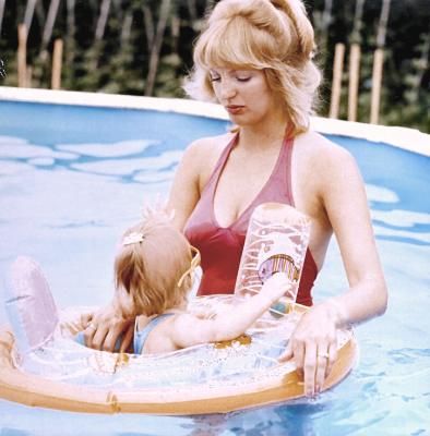 KELLY AND EX-WIFE IN POOL