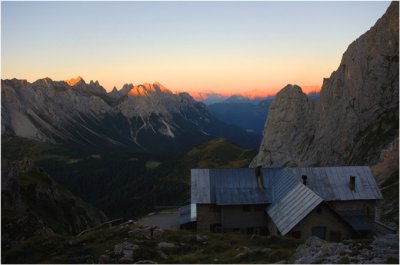 17.alba sul rifugio.jpg