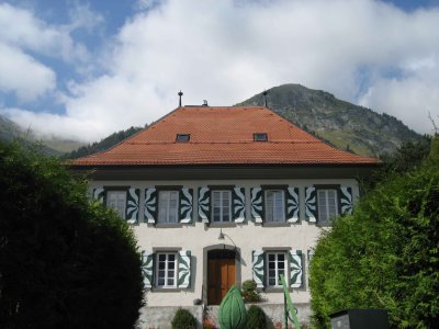 La maison de paroisse avec ses traditionnels volets verts et blancs vaudois