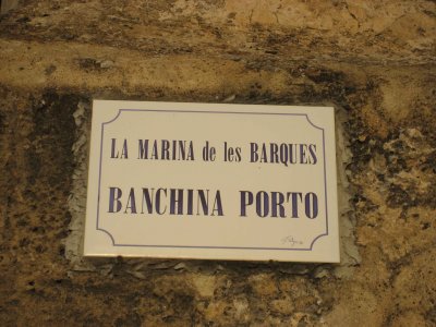 Ce panneau rappelle qu'Alghero a t une ville catalane