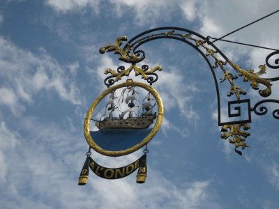 Nous  venons, arrivons, par la terre ou bien par l'onde