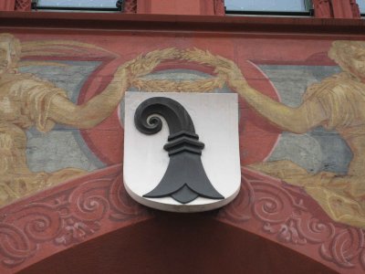 Le blason de la ville de Ble sur la faade de l'htel de ville