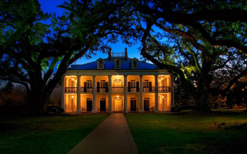 Oak Alley Plantation after sunset