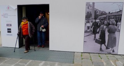 Photo in black and white or color Photo