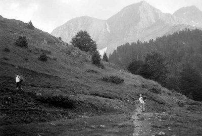 Anne-Marie, dont on peut admirer la chute des reins, sur le chemin du plateau du Pailla,  Gavarnie