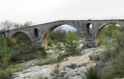 Le Pont Julien, 2200 ans et toutes ses jambes