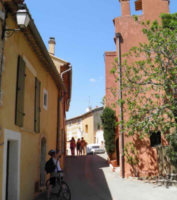 Dans une rue de Roussillon