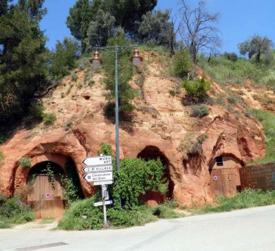 A l'entre de Roussillon, village du Lubron