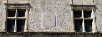 Gordes : fentres  croise et horloge solaire